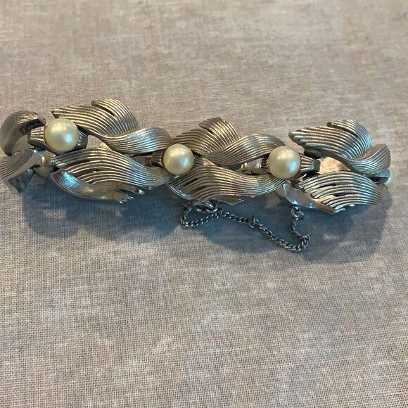 Trifari faux pearl silver bracelet - Picture 1 of 4